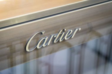 Milan, İtalya - 28 Şubat 2017: Cartier logosu Milan Cartier Dükkanı