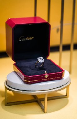 Milan, İtalya - 28 Şubat 2017: Vitrin Milan - Montenapoleone alan, İtalya Cartier Shop. Birkaç gün sonra Milan Fashion Week. Bahar Yaz 2017 koleksiyonu. Cartier yüzük