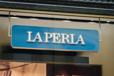 Milan, İtalya - 28 Şubat 2017: Vitrin Milan - Montenapoleone alan, İtalya La Perla Shop. Birkaç gün sonra Milan Fashion Week. Bahar Yaz 2017 koleksiyonu. La Perla logosu