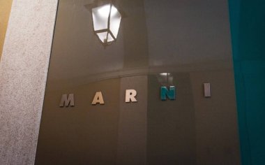 Milan, İtalya - 28 Şubat 2017: Marni logo Milano Marni deposundan