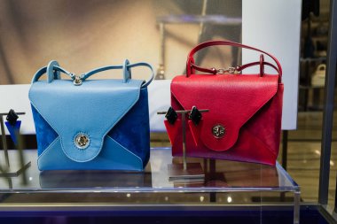 Milan, İtalya - 28 Şubat 2017: Vitrin Milan - Montenapoleone alan, İtalya Armani Shop. Birkaç gün sonra Milan Fashion Week. Armani çanta bahar yaz 2017 koleksiyonu.
