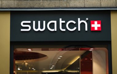 Milan, İtalya - 28 Şubat 2017: Vitrin Milan - Montenapoleone area Swatch Shop. Renk örneği logosu