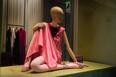 Milan, İtalya - 28 Şubat 2017: Vitrin Milan - Montenapoleone alan, İtalya Valentino Shop. Birkaç gün sonra Milan Fashion Week. Valentino ilkbahar yaz 2017 koleksiyonu. Mankenler