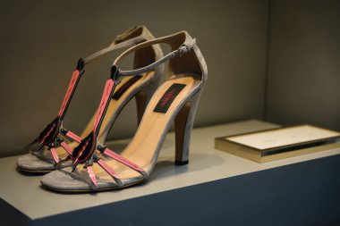 Milan, İtalya - 28 Şubat 2017: Vitrin Milan - Montenapoleone alan, İtalya Valentino Shop. Birkaç gün sonra Milan Fashion Week. Bahar Yaz 2017 koleksiyonu. Valentino Ayakkabı