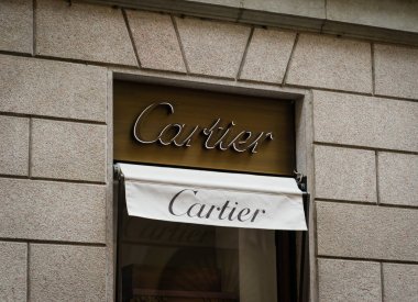 Milan, İtalya - 28 Şubat 2017: Vitrin Milan - Montenapoleone alan, İtalya Cartier Shop. Birkaç gün sonra Milan Fashion Week. Bahar Yaz 2017 koleksiyonu. Cartier logosu