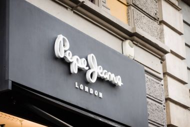 Milan, İtalya - 28 Şubat 2017: Pepe Jeans mağazası Milano Pepe Jeans logosuna, vitrin