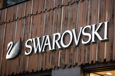 Milan, İtalya - 28 Şubat 2017: Milan bir Swarovski mağazasında Swarovski logosuna, vitrin