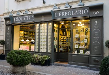 Lodi, İtalya - 28 Şubat 2017: Vitrin Lodi - Erbolario Erbolario Shop bir İtalyan kozmetik firmasıdır. Erbolario logo