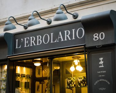 Lodi, İtalya - 28 Şubat 2017: Vitrin Lodi - Erbolario Erbolario Shop bir İtalyan kozmetik firmasıdır. Erbolario logo
