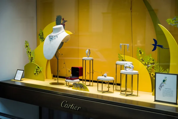 Milán, Italia - 28 de febrero de 2017: escaparate de una tienda Cartier en Milán - zona Montenapoleone, Italia. Pocos días después de la Semana de la Moda de Milán. Colección Primavera Verano 2017. Collar Cartier — Foto de Stock