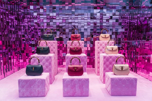 Milán, Italia - 28 de febrero de 2017: escaparate de una tienda de Gucci en Milán, región de Montenapoleone, Italia. Pocos días después de la Semana de la Moda de Milán. Colección Gucci Bolsas Primavera Verano 2017 . — Foto de Stock