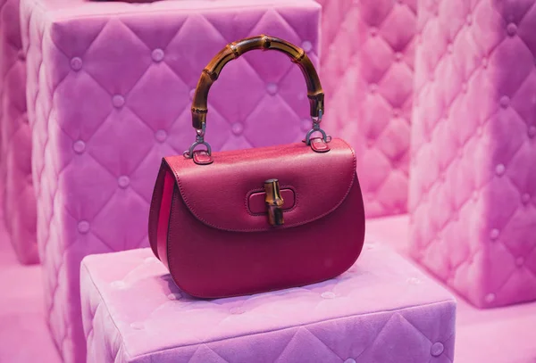 Milan, İtalya - 28 Şubat 2017: Vitrin Milan - Montenapoleone alan, İtalya Gucci Shop. Birkaç gün sonra Milan Fashion Week. Gucci çanta bahar yaz 2017 koleksiyonu.