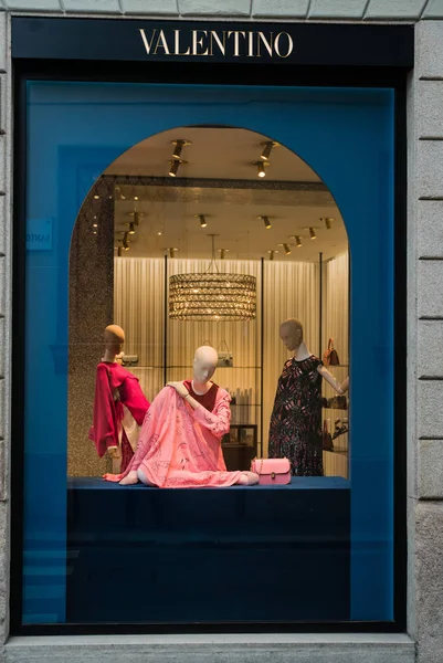 Milan, İtalya - 28 Şubat 2017: Vitrin Milan - Montenapoleone alan, İtalya Valentino Shop. Birkaç gün sonra Milan Fashion Week. Bahar Yaz 2017 koleksiyonu. Valentino logosu