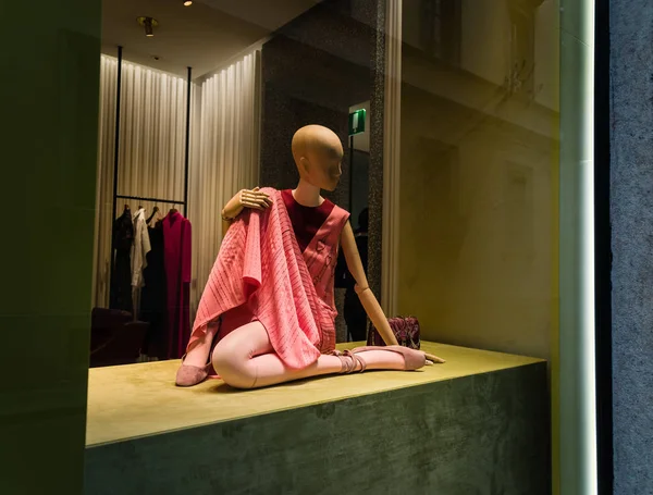 Milão, Itália - 28 de fevereiro de 2017: vitrine de uma loja Valentino em Milão - Montenapoleone, Itália. Poucos dias após a Milan Fashion Week. Valentino Primavera Verão 2017 Coleção. Manequins — Fotografia de Stock