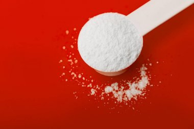 Spor ek, glutamin, kreatin, hmb, bcaa, amino asit ya da vitamin mesure tozu ile. Spor beslenme kavramı.