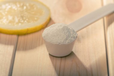 Spor ek, glutamin, kreatin, hmb, bcaa, amino asit ya da vitamin mesure tozu ile. Spor beslenme kavramı.