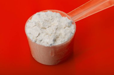 Spor ek, glutamin, kreatin, hmb, bcaa, amino asit ya da vitamin mesure tozu ile. Spor beslenme kavramı.