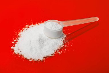 Spor ek, glutamin, kreatin, hmb, bcaa, amino asit ya da vitamin mesure tozu ile. Spor beslenme kavramı.