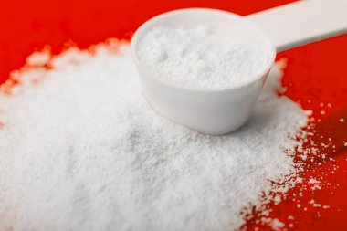 Spor ek, glutamin, kreatin, hmb, bcaa, amino asit ya da vitamin mesure tozu ile. Spor beslenme kavramı.