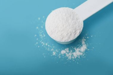 Spor ek, glutamin, kreatin, hmb, bcaa, amino asit ya da vitamin mesure tozu ile. Spor beslenme kavramı.