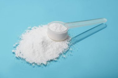 Spor ek, glutamin, kreatin, hmb, bcaa, amino asit ya da vitamin mesure tozu ile. Spor beslenme kavramı.