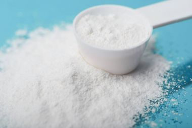 Spor ek, glutamin, kreatin, hmb, bcaa, amino asit ya da vitamin mesure tozu ile. Spor beslenme kavramı.