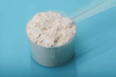 Spor ek, glutamin, kreatin, hmb, bcaa, amino asit ya da vitamin mesure tozu ile. Spor beslenme kavramı.