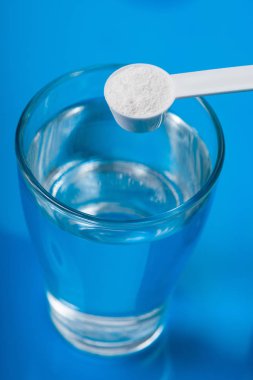 Spor ek, glutamin, kreatin, hmb, bcaa, amino asit ya da vitamin mesure tozu ile. Spor beslenme kavramı.