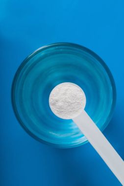 Spor ek, glutamin, kreatin, hmb, bcaa, amino asit ya da vitamin mesure tozu ile. Spor beslenme kavramı.