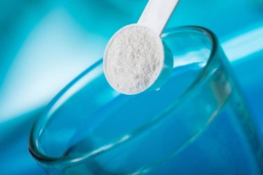Spor ek, glutamin, kreatin, hmb, bcaa, amino asit ya da vitamin mesure tozu ile. Spor beslenme kavramı.