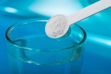 Spor ek, glutamin, kreatin, hmb, bcaa, amino asit ya da vitamin mesure tozu ile. Spor beslenme kavramı.