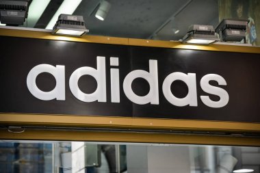 Milan, İtalya - 24 Eylül 2016: Adidas mağaza Milano'da