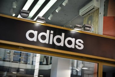 Milan, İtalya - 24 Eylül 2016: Adidas mağaza Milano'da