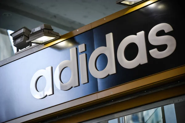 Milan, İtalya - 24 Eylül 2016: Adidas mağaza Milano'da