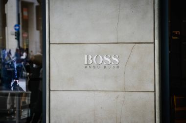 Milan, İtalya - 24 Eylül 2017: Hugo Boss mağaza Milano'da. Moda hafta alışveriş