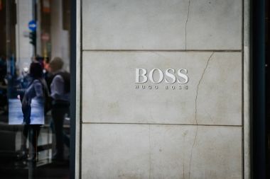 Milan, İtalya - 24 Eylül 2017: Hugo Boss mağaza Milano'da. Moda hafta alışveriş
