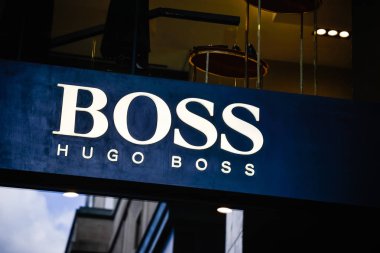 Milan, İtalya - 24 Eylül 2017: Hugo Boss mağaza Milano'da. Moda hafta alışveriş