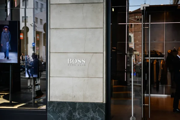 Milan, İtalya - 24 Eylül 2017: Hugo Boss mağaza Milano'da. Moda hafta alışveriş — Stok fotoğraf