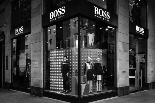 Milán – 9. října 2016: Hugo Boss store v Miláně — Stock fotografie