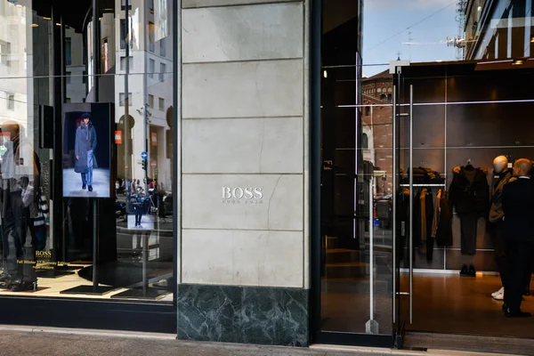 Milano, 24 settembre 2017: Hugo Boss store a Milano. Settimana della moda shopping — Foto Stock
