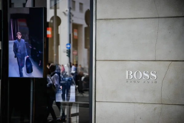Milan, İtalya - 24 Eylül 2017: Hugo Boss mağaza Milano'da. Moda hafta alışveriş — Stok fotoğraf