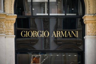 Milan - 24 Eylül 2017: Giorgio Armani mağaza Milano'da