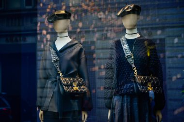 Milan, İtalya - 24 Eylül 2017: Dior mağaza Milano'da. Moda Haftası Dior alışveriş