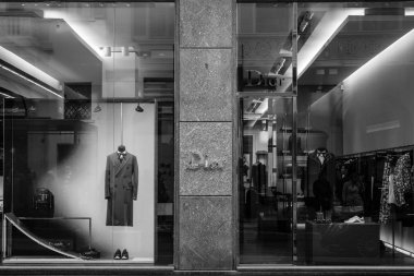Milan, İtalya - 24 Eylül 2017: Dior mağaza Milano'da. Moda Haftası Dior alışveriş