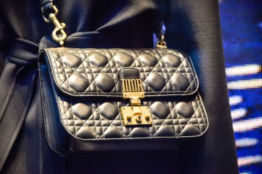 Milan, İtalya - 24 Eylül 2017: Dior mağaza Milano'da. Moda Haftası Dior alışveriş