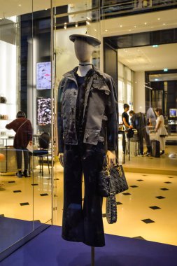 Milan, İtalya - 24 Eylül 2017: Dior mağaza Milano'da. Moda Haftası Dior alışveriş