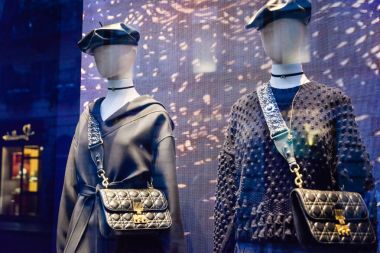 Milan, İtalya - 24 Eylül 2017: Dior mağaza Milano'da. Moda Haftası Dior alışveriş