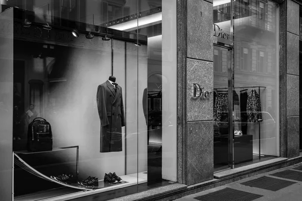 Milán - 9 de octubre de 2016: Tienda Dior en Milán — Foto de Stock