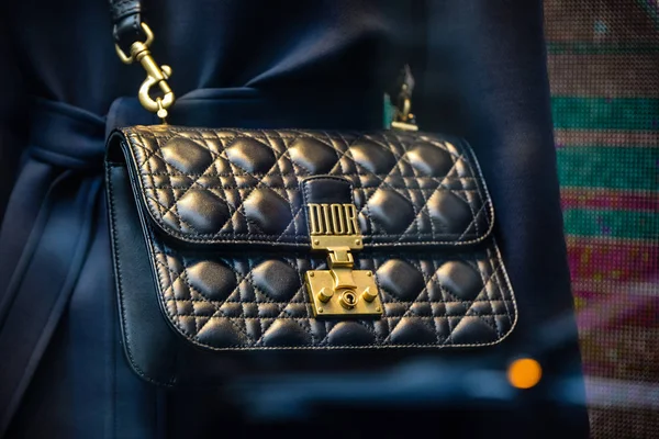 Milan, İtalya - 24 Eylül 2017: Dior mağaza Milano'da. Moda Haftası Dior alışveriş