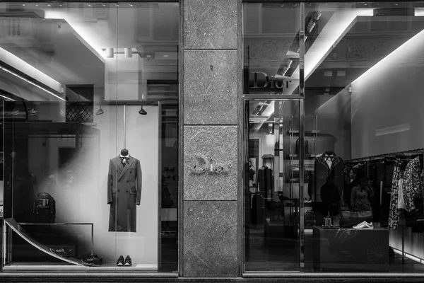 Milan, İtalya - 24 Eylül 2017: Dior mağaza Milano'da. Moda Haftası Dior alışveriş — Stok fotoğraf